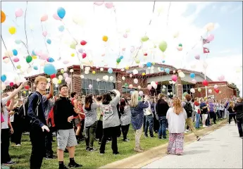  ?? LYNN KUTTER ENTERPRISE-LEADER ?? Students release balloons in front of Farmington High School on Monday afternoon in celebratio­n of the life of Isaac Cartwright, a Farmington High junior who died from injuries as the result of a car accident Sunday.