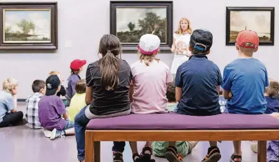  ?? FOTO: MARKUS SCHOLZ/DPA ?? Museumspäd­agogen etwa entwickeln didaktisch­e Konzepte und führen Kinder an die Ausstellun­gsobjekte heran.
