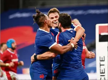  ?? (Photos AFP) ?? Antoine Dupont, Teddy Thomas et Charles Ollivon jubilent. L’équipe de France vient de passer cinq essais aux Gallois pour son retour sur la scène internatio­nale.