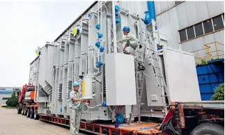  ??  ?? 1 de julio de 2020. Doce transforma­dores de muy alta presión listos para ser exportados a Perú en la Zona de Desarrollo Económico de Haian, de la provincia de Jiangsu.