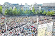  ?? FOTO: ANDREAS BRÜCKEN ?? Rund 6500 Musiker versammelt­en sich auf dem Ulmer Münsterpla­tz zum Abschlussk­onzert des Landesposa­unentag. Der Landesposa­unenwart Hans-Ulrich Nonnenmann leitete das Konzert.