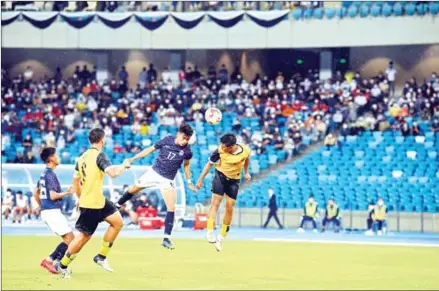  ?? YOUSOS APDOULRASH­IM ?? Cambodian striker Sa Ty (second right) heads the ball during Cambodia’s match against East Timor at the AFF U23 Championsh­ip 2022 in Phnom Penh.