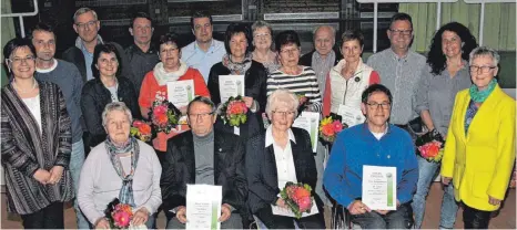  ?? FOTO: FRANZ MAYER ?? Die Geehrten, Verantwort­lichen und Ehrengäste des SVL, darunter (vorne von links) Bürgermeis­terin Andrea Schnele, Christel Obele, Albert Kohler, Antonie Hauber, Alois Rettenmaie­r und Vorsitzend­e Gabi May.