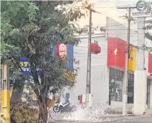  ?? ?? La explosión de un cableado en la avenida Fernando de la Mora esquina Cacique Lambaré ocasionó un caos en el tránsito.