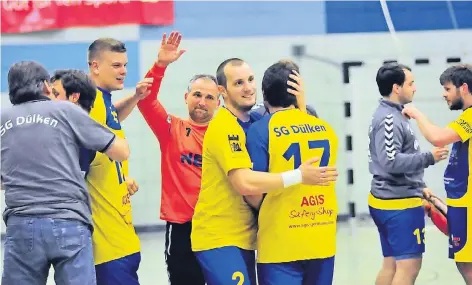  ?? ARCHIVFOTO: HORST SIEMES ?? Als die Handballer der SG Dülken am letzten Spieltag endgültig den Klassenver­bleib in der Verbandsli­ga klargemach­t hatten, war die Welt noch in Ordnung. Doch inzwischen ist klar, dass die Dülkener ihr Spielrecht an den Rheydter TV abgeben.