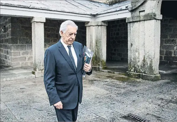  ?? DANI DUCH ?? Mario Vargas Llosa paseando ayer por el colegio mayor de María Cristina del Escorial, momentos antes de su charla