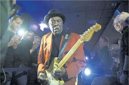  ?? CHRIS SWEDA/CHICAGO TRIBUNE ?? Buddy Guy strolls through the crowd during a performanc­e at Buddy Guy’s Legends in Chicago on Jan. 9, 2015.