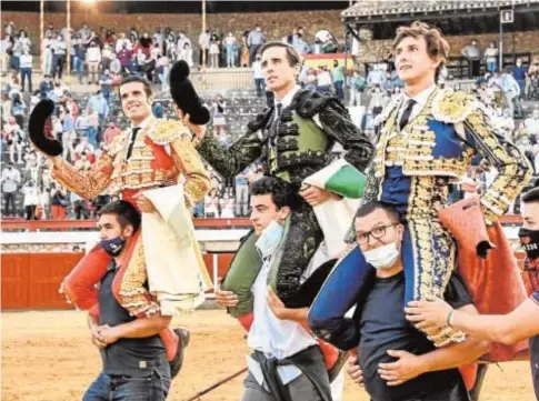  ?? // SERGIO MRENO ?? Emilio de Justo, Juan Ortega y Roca Rey salen a hombros en la Corrida de Primavera de Brihuega.
