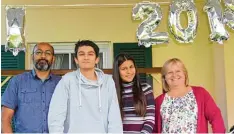  ?? Foto: Claudia Deeney ?? Richie Patel (vorne) ist mit 16 Jahren einer der jüngsten Abiturient­en. Deshalb haben seine stolzen Eltern gemeinsam mit Schwester Nina Luftballon­s mit „Abi 2018“auf der Veranda aufgehängt.