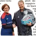  ??  ?? Mit einem kleinen Präsent bedankte sich Abteilungs leiter Jürgen Kamissek bei Sabrina Strehl für 500 Spiele im Trikot des CSC Batzenhofe­n Hirblingen.