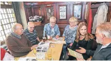  ?? RP-FOTO: H.-J. BAUER ?? Michael Vitten, Hans-Joachim Fabrizius, Bruno Reble, Carmen Seyfahrt, Alicia Aengevelt und Dieter Pauly im Brauhaus Uerige.