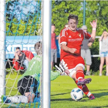 ?? FOTO: PETER SCHLIPF ?? Hinein ins Tor und ab in die A-Liga. Der Treffer von Toni Holzner (rotes Trikot) besiegelt den Aufstieg des TSV Westhausen.
