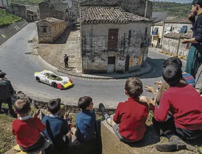  ?? //// Rainer Schlegelmi­lch ?? „Die Kinder hatten schulfrei“, als das berüchtigt­e Straßenren­nen auf Sizilien tobte: Targa Florio im Mai 1969, hier der Österreich­er Rudi Lins im Porsche 908.