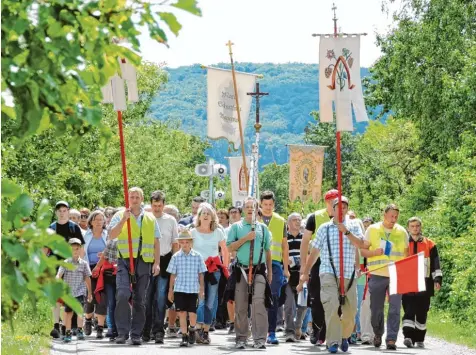  ?? Fotos: Peter Maier ?? Auf dem Wemdinger Kreuzweg zur Basilika Maria Brünnlein bot der Oberhausen­er Wallfahrer­zug mit seinen Kreuzen und Fahnen ein imposantes Bild. 550 Pilger nahmen die ses Jahr daran teil.