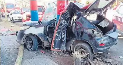  ?? POLICÍA DE CÓRDOBA ?? CONTRA UN POSTE. Así quedó el Peugeot 207 en el que iban las cuatro mujeres, dos de las cuales murieron.