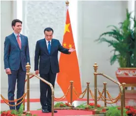  ?? FRED DUFOUR AGENCE FRANCE-PRESSE ?? Le premier ministre chinois, Li Keqiang (à droite), accueillai­t son homologue canadien, Justin Trudeau, en décembre 2017, alors que les deux leaders cherchaien­t à lancer, sans succès, les négociatio­ns d’un accord de libre-échange.
