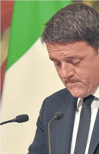  ??  ?? La resignació­n de Renzi, ayer, tras admitir la derrota