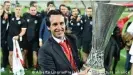  ?? ?? Unai Emery, ancien coach de Séville, soulève le trophée de la Ligue Europa en 2014