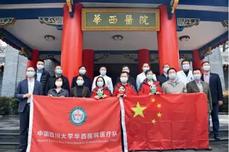  ?? Fotos de Cnsphoto ?? 11 de marzo de 2020. El equipo médico del Hosptial Huaxi, subordinad­o a la Universida­d de Sichuan, se prepara para ir a Italia en apoyo a la lucha contra el COVID-19.