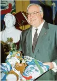  ?? Foto: dpa ?? Helmut Kohl erhielt bei seinem Besuch in Bad Wörishofen 1997 für ihn maßgefer tigte Kneipp Sandalen.