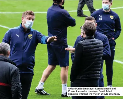  ??  ?? Oxford United manager Karl Robinson and Crewe Alexandra manager David Artell debating whether the match should go ahead.