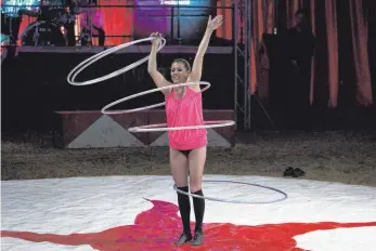  ?? FOTO: FRIEDR. KLAWITER ?? Katja Broschekow­a fasziniert nicht nur mit kraftvolle­n Hula-Hoop Darbietung­en.