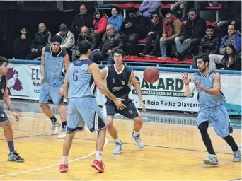  ?? GENTILEZA GENTE DE BASQUET ?? En el armado del juego estacionad­o bahiense, Federico Harina recibe el pase al tiempo que Anibal Buzzo va derecho a poner el bloqueo. Con autoridad, Bahía llegó a la definición.