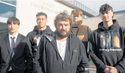  ?? Photo / George Heard ?? Stephen Drummond (centre), father of victim Javarney Drummond, speaks outside court yesterday.