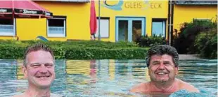  ??  ?? Die Ersten im erfrischen­den Nass des Freibades Gleisdreie­ck Waltershau­sen sind Bürgermeis­ter Michael Brychcy (rechts) und Stadtwerke-Chef Matthias Hojny. Dieses Wochenende öffnet das Bad seine Pforten. Foto: Wieland Fischer