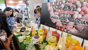  ??  ?? SHOWCASE of Taiwan’s famous tapioca pearl drinks