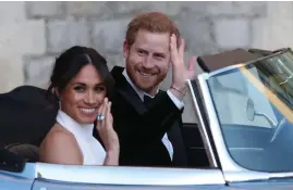  ?? Foto: Lehtikuva/aFP/
steve Parsons ?? Prins Harry och hans Meghan åkte till bröllopsmi­ddagen i en öppen Jaguar.