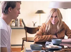  ?? FOTO: DPA ?? Originelle­s Jugendkino: Ansel Elgort als John/Jonathan (l.) und Suki Waterhouse als Elena in „Jonathan“.