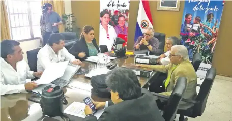  ??  ?? Horacio Torres (en la cabecera) junto a los miembros de la Junta del Indert, ayer en sesión. El síndico pidió informe sobre las coimas.