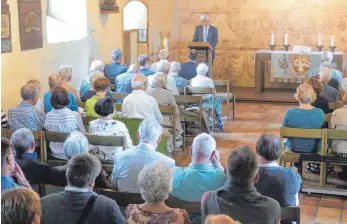  ?? FOTO: MARKUS LEHMANN ?? Klaus Graf hat anlässlich des 250. Geburtstag­es von Johann Gottfried Pahl ein Buch über den Pfarrer und Publiziste­n veröffentl­icht. In der Johanneski­rche las er daraus vor.