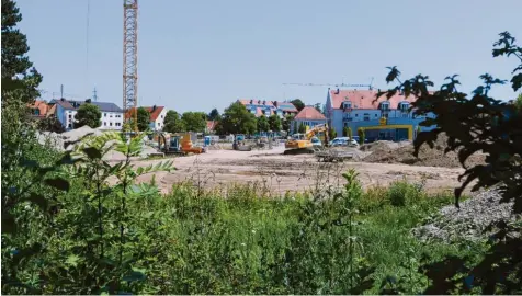  ?? Foto: Marcus Merk ?? Auf dem Schuster-Areal in der Neusässer Stadtmitte sollen drei Mehrfamili­enhäuser mit insgesamt 62 Wohnungen entstehen. Die Häuser werden über eine gemeinsame Tiefgarage erschlosse­n.