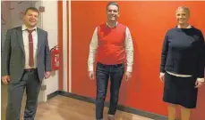  ?? FOTO: SPD ?? Vatche Kayfedjian (Mitte) sprach mit Susanne Irion und Ralf Sulzmann auch über Punkte aus dem SPD-Wahlprogra­mm.