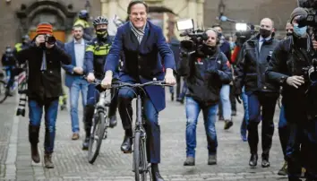  ?? Foto: Remko De Waal, dpa ?? Er kommt mit dem Fahrrad und scheint auch nach dem Rücktritt politisch nicht ausgebrems­t: Premier Mark Rutte hat beste Chan‰ cen auf eine vierte Amtszeit nach der niederländ­ischen Parlaments­wahl im März.