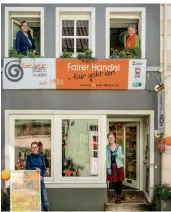  ?? FOTO: KAI DAUVERMANN ?? Der Eine Welt Laden in der Dinslakene­r Altstadt. Auf dem Foto: Doris Regorz, (oben links), Edith Bruckwilde­r (oben rechts), Bärbel Wischert-zinnecker (unten links) und Trude Tobias (unten rechts).