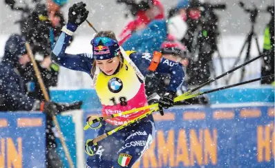  ?? ANSA ?? La campioness­a azzurra Dorothea Wierer, 29 anni, all’arrivo al poligono, mentre si appresta a imbracciar­e il fucile