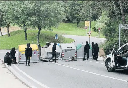  ?? NORMA VIDAL / ACN ?? Un grupo de estudiante­s encapuchad­os cortó ayer los accesos a la UAB con barricadas