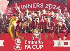  ?? REUTERS ?? Manchester United players celebrate with the FA Cup trophy at Wembley on Saturday.