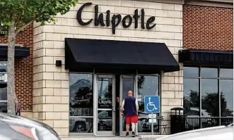  ?? DORAL CHENOWETH III / THE COLUMBUS DISPATCH ?? John Snyder is stopped by a Chipotle employee telling him the restaurant is closed. The Delaware General Health District received more than 500 complaints of people becoming ill after eating at the Chipotle on Sawmill Parkway in Powell. The restaurant has since reopened.