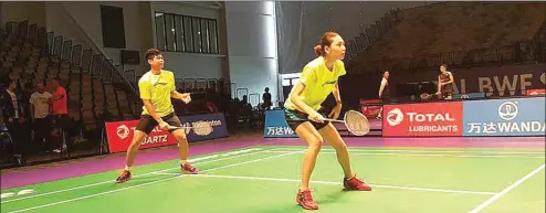  ??  ?? PP PBSI PROSES ADAPTASI: Ganda campuran Indonesia Tontowi Ahmad/Gloria Emanuelle Widjaja menjalani latihan perdana di Carrara Sport and Leisure Centre, Gold Coast, Australia, kemarin WIB.