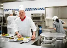  ?? Foto: Vincentinu­m ?? Peter Bunk in der Küche des Augsburger Krankenhau­ses Vincentinu­m. Hier bereitet er an Heiligaben­d das Essen für 500 Bedürftige zu.