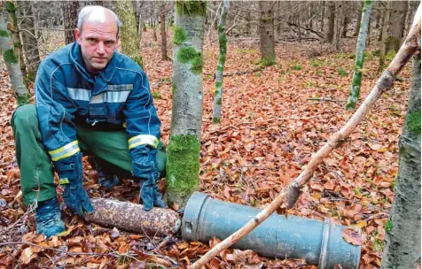  ?? Foto: Berufsfeue­rwehr ?? Sprengmeis­ter Martin Radons, der schon bei der Entschärfu­ng der „Weihnachts­bombe“mithalf, hob die Phosphorbo­mbe in einen Spezialbeh­älter.