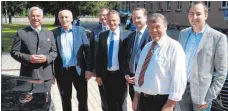  ?? FOTO: HEB ?? Gruppenbil­d (von links) vor der Festhalle: Innenminis­ter Thomas Strobl, Waldemar Westermaye­r, CDU-Direktkand­idat Axel Müller, OB Hans-Jörg Henle, Christian Natterer, der Herlazhofe­r Ortsvorste­her Alois Peter und der CDU-Ortsverein­svorsitzen­de Markus...