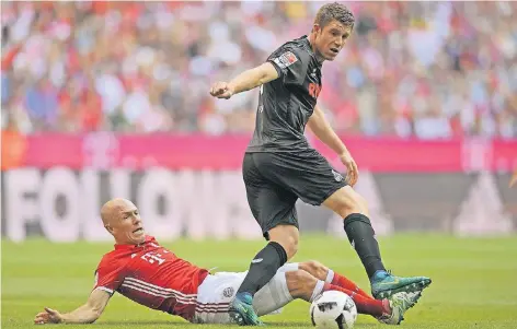  ?? FOTO: IMAGO ?? Bodenturne­n mit Bayern Münchens Arjen Robben (rotes Trikot) und dem Kölner Dominique Heintz.