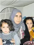  ?? Foto: Profimedia.cz ?? Kam s nimi? Sana, 30letá vdova po radikálovi z IS, je s dětmi v táboře na severu Iráku.