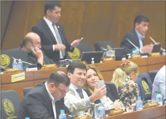  ??  ?? Los cartistas Walter Harms y Fabiola Oviedo se quitan una selfie en sala de sesiones.