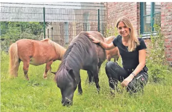  ?? FOTOS (5): DOMINIK SCHNEIDER ?? Projektlei­terin Natascha Karvang arbeitet seit Jahren daran, aus der Alten Schäferei ein Heim für gerettete Tiere und einen Lernort für Düsseldorf­s Schüler zu machen.